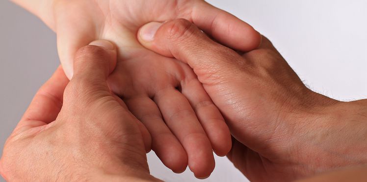 reflexologie-palmaire-masser-ses-mains-pour-soulager-les-maux-du-quotidien-1